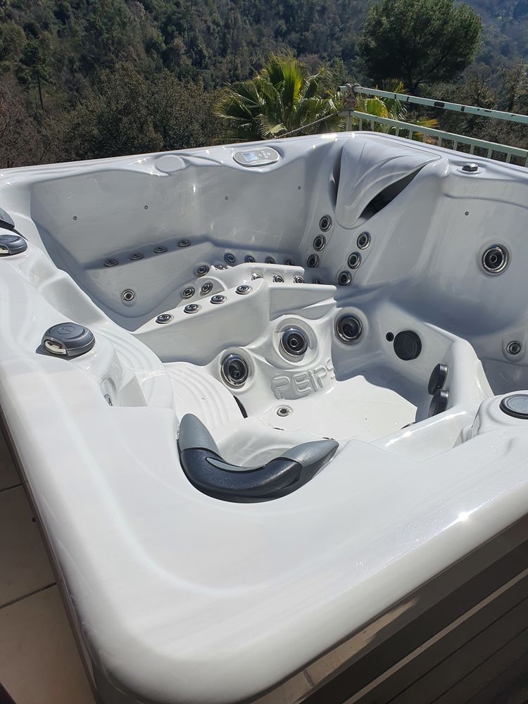 tres beau et grand jacuzzi , tres complet 9900 Aspremont (06)