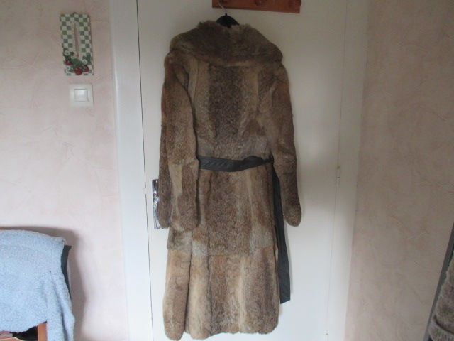 TRES BEAU MANTEAU LONG EN LAPIN . 250 Uckange (57)