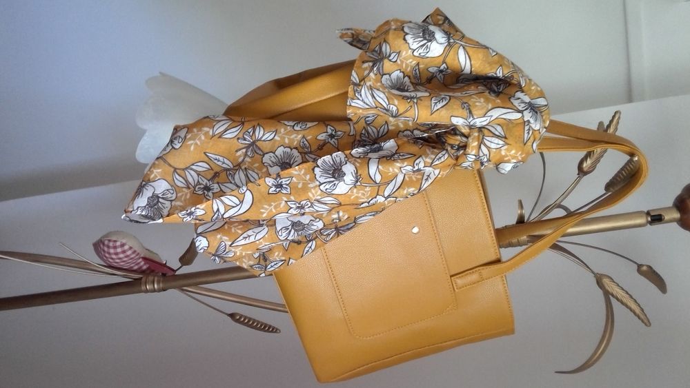 Tr�s beau petit sac avec ou sans bandouli�re  et son foulard 20 La Trinit� (06)