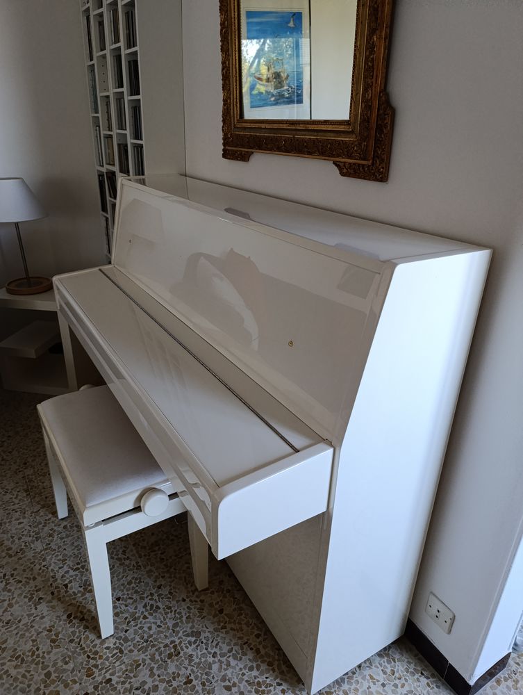 Tr�s beau piano droit blanc 1300 La Seyne-sur-Mer (83)