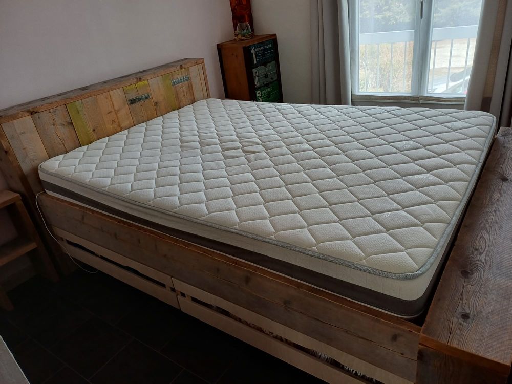 Tr�s beau lit+ 2 tables de chevet 400 Draguignan (83)