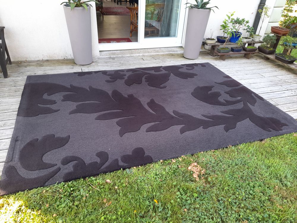 Tr�s beau tapis noir � motifs ton sur ton.
50 Tr�gunc (29)