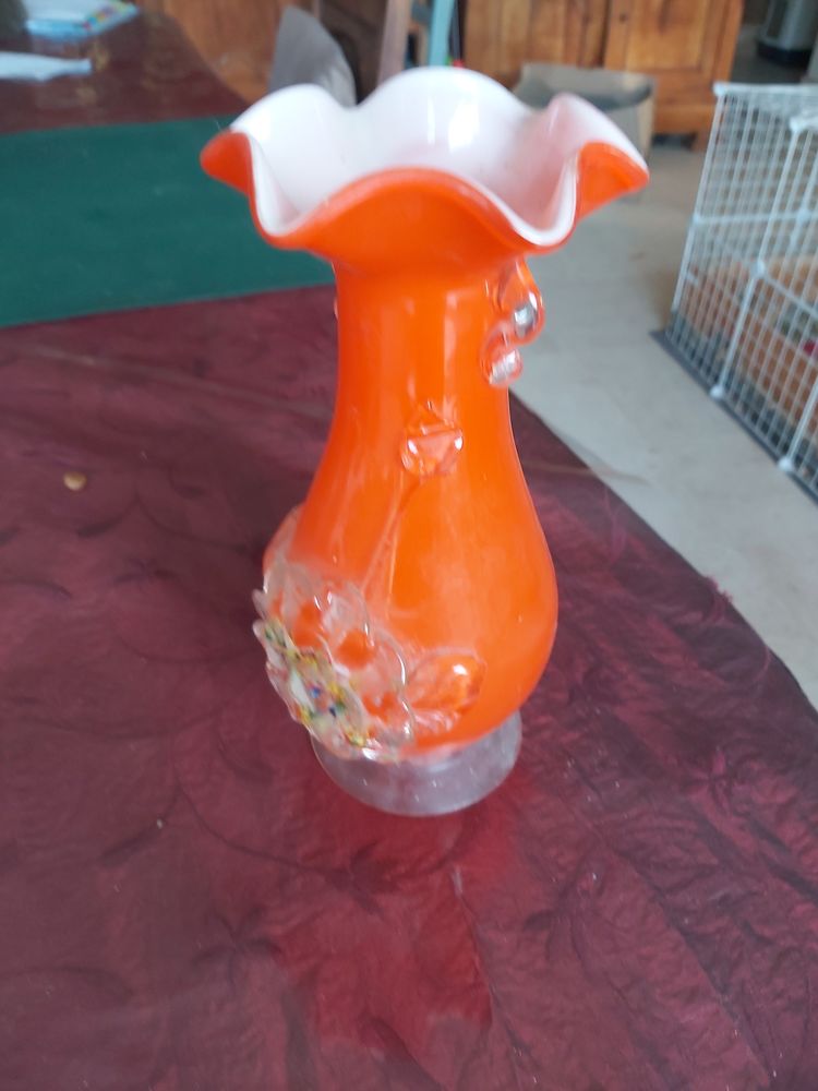 tr�s beau vase avec d�coration  avec des fleurs sculpt�es 20 Noyalo (56)