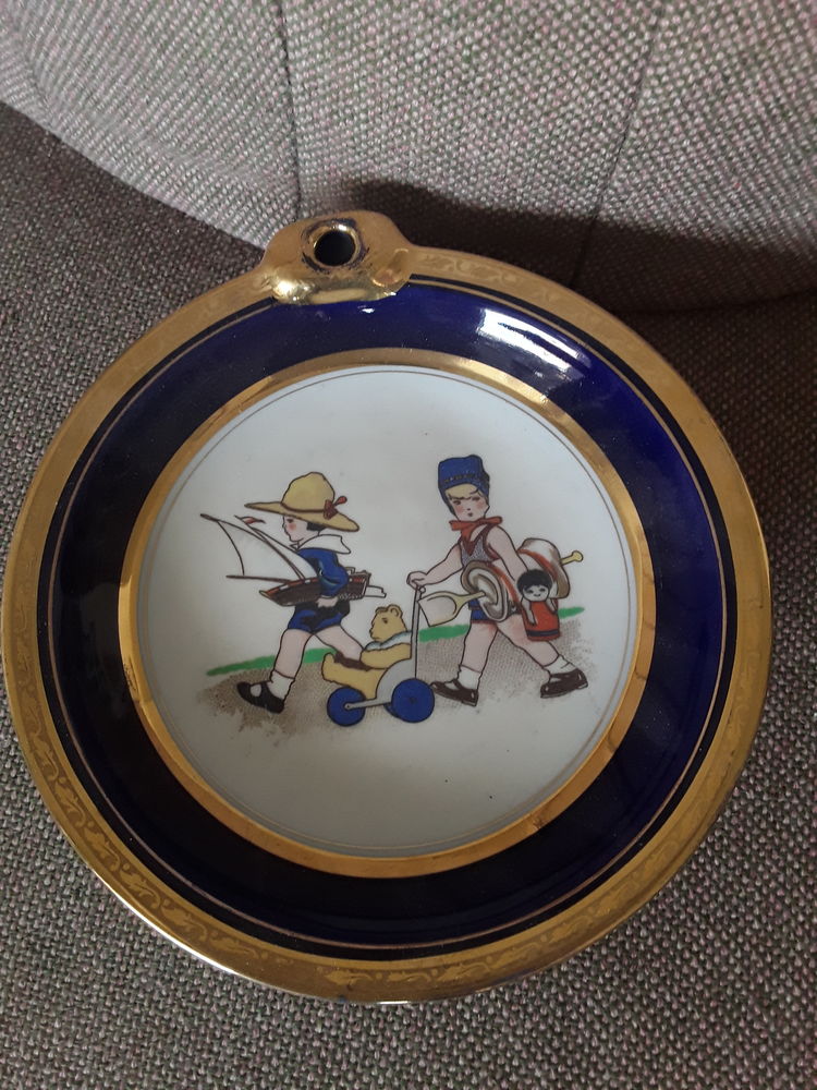 Tr�s belle assiette   en porcelaine fine .
35 Chanas (38)