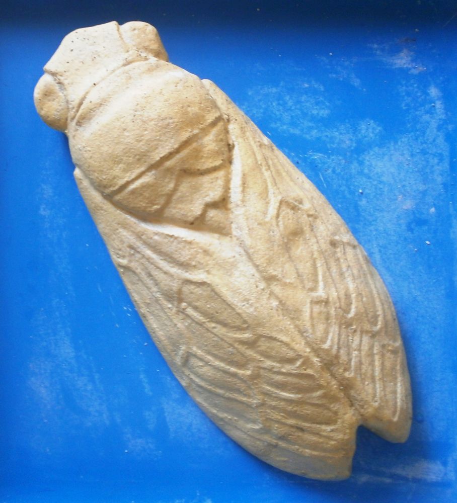 tres belle  cigalle  en pierre reconstitu�e  17cmx39 25 Courth�zon (84)