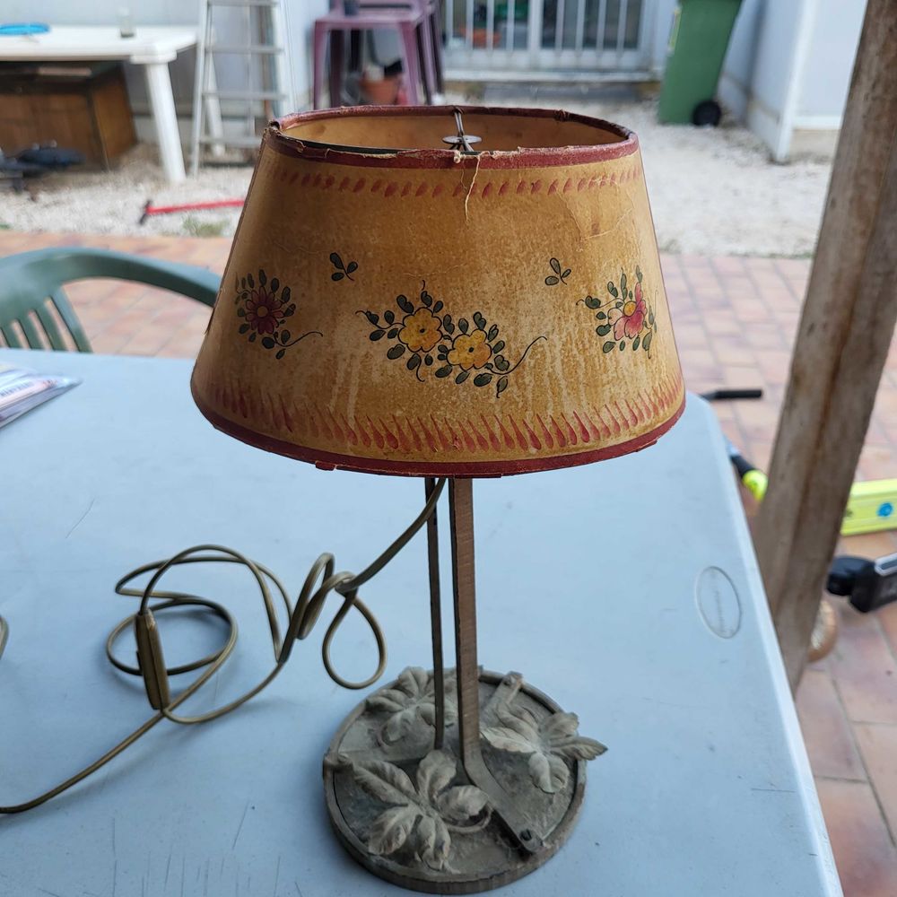 tr�s belle lampe en fer forg� ancienne ann�e 30 50 La Farl�de (83)