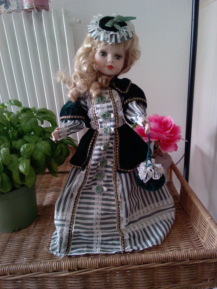 Tr�s belle Poup�e de collection quasi neuve. 10 Antibes (06)