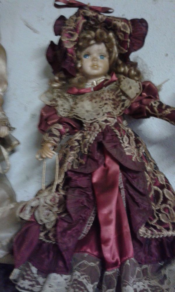 TRES BELLE POUPEES ANCIENNE MAGNIFIQUE ROBE CHAPEAUX. 10 Saint-Symphorien-d'Ozon (69)