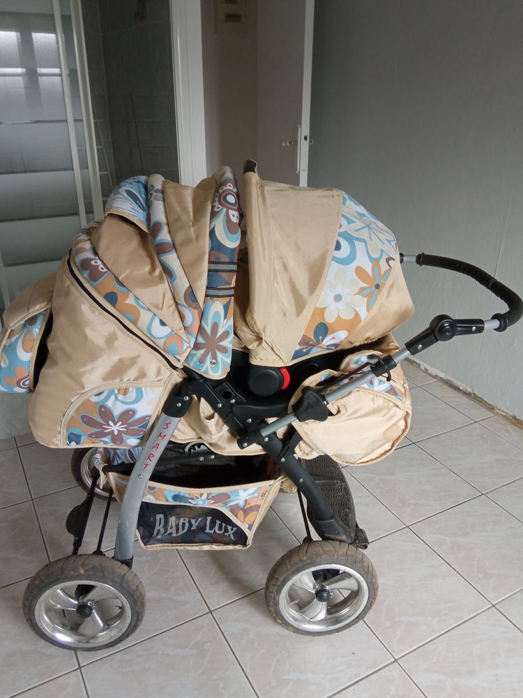 Tr�s belle poussette compl�te 100 Cossesseville (14)