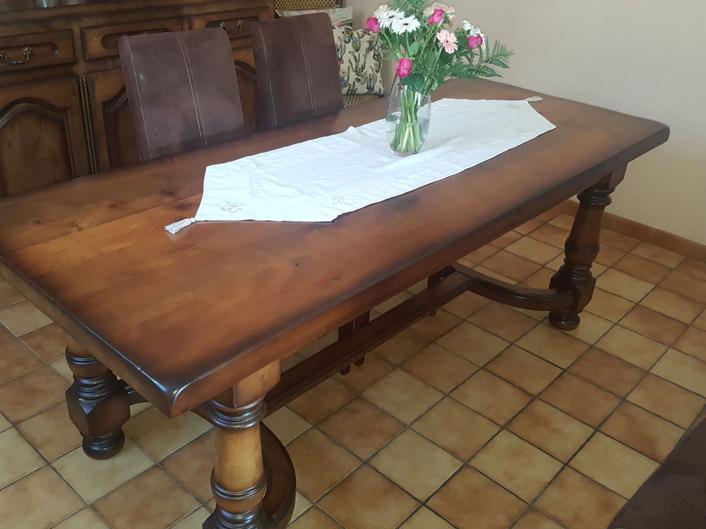 Tres belle table 99 La Roche-Blanche (63)