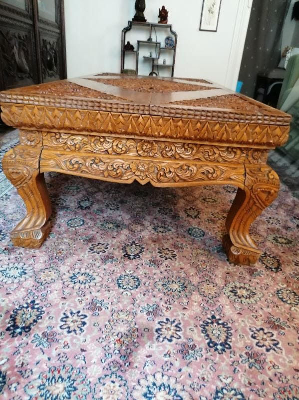 Une tr�s belle Table basse sculpt�e Tchadienne. 1000 Paris 17 (75)