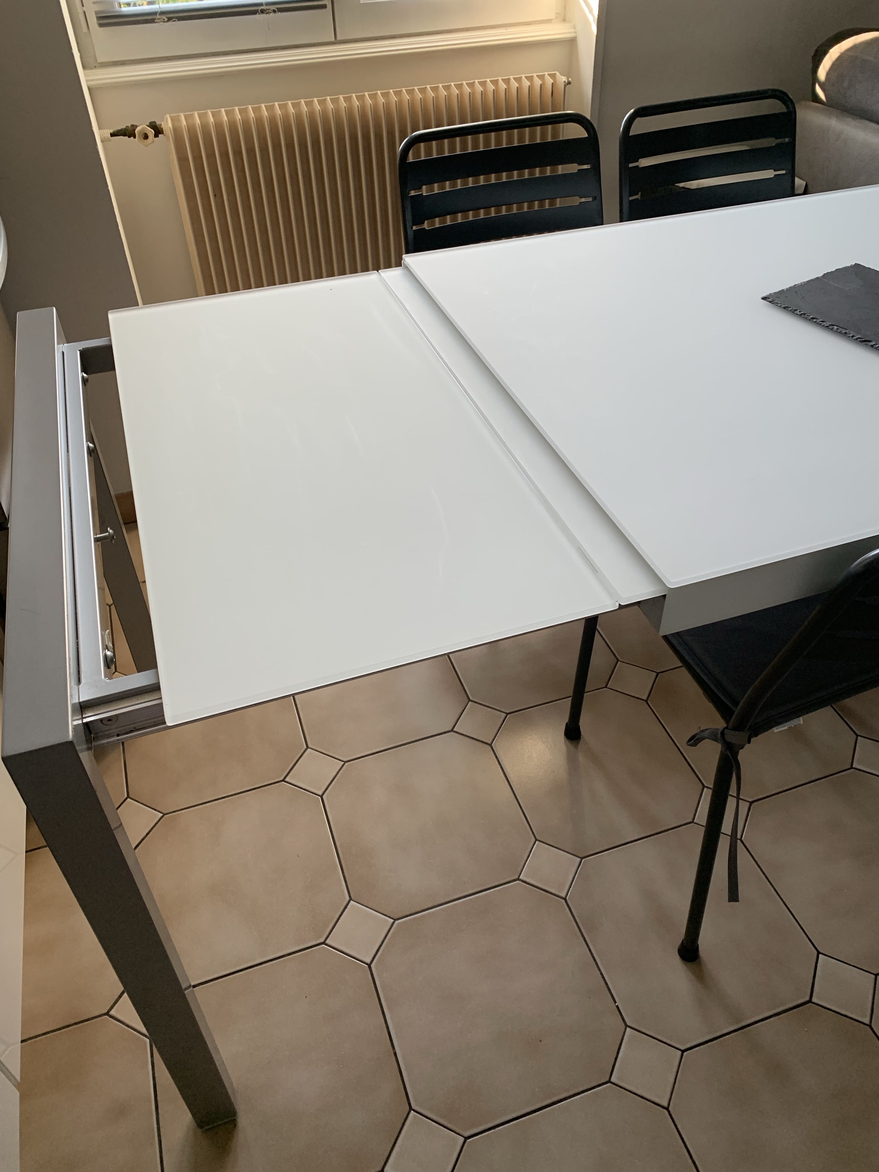 tr�s belle table en verre mat quatre pieds. 200 Villab� (91)