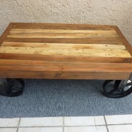 TRES BELLE TABLE BASSE EN BOIS STYLE INDUSTRIELLE
200 Aubagne (13)