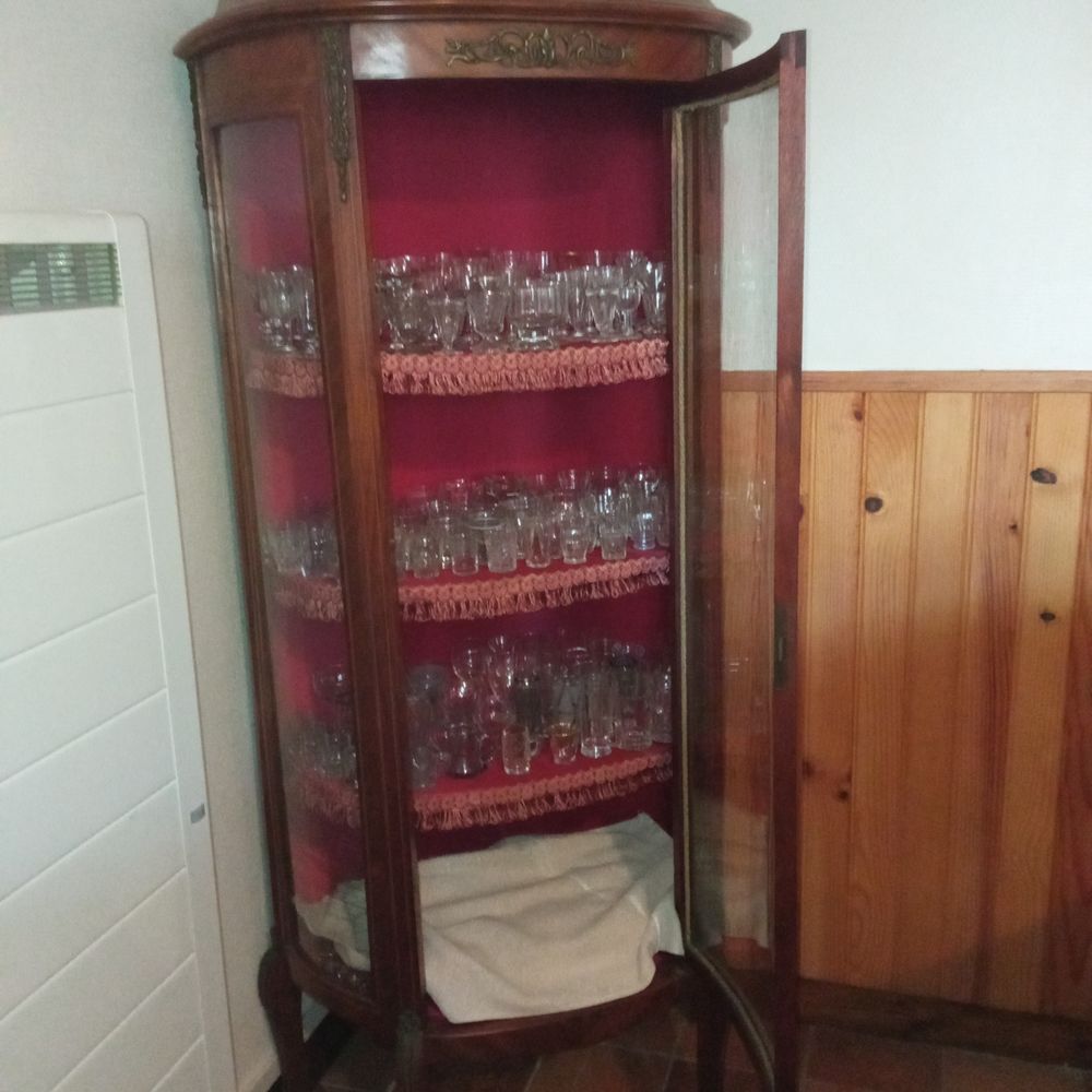 Tr�s belle vitrine avec collection de petits verres 500 Montlu�on (03)