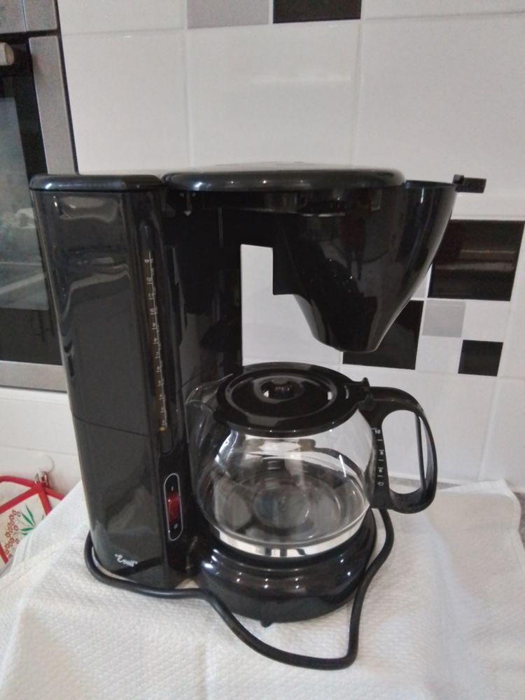 Tr�s grande cafeti�re �lectrique 18 Louvres (95)