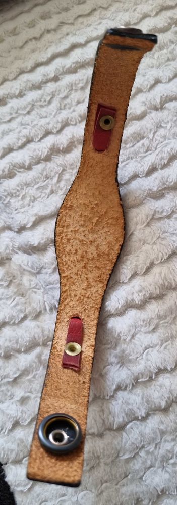 Tr�s joli bracelet cuir rouge a pression  TBE 20 Oullins (69)