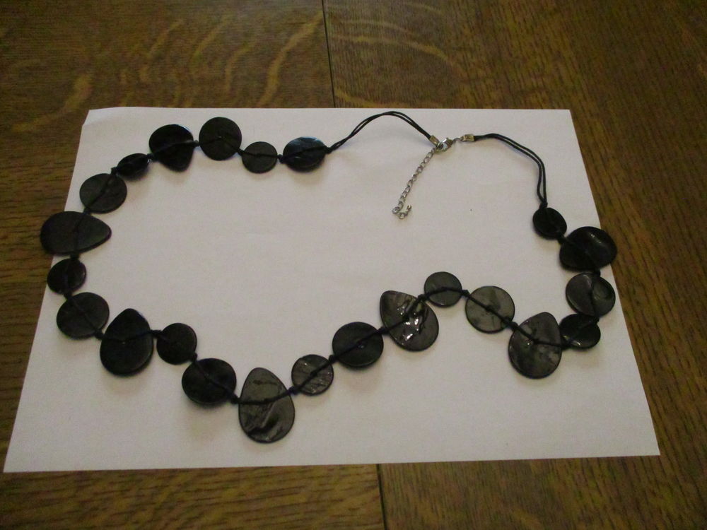 très joli collier motifs noirs longueur totale : 80 cm 0 Mérignies (59)