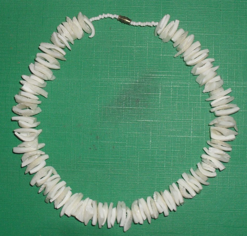 Tr�s joli collier de pierres blanches 15 Montreuil (93)