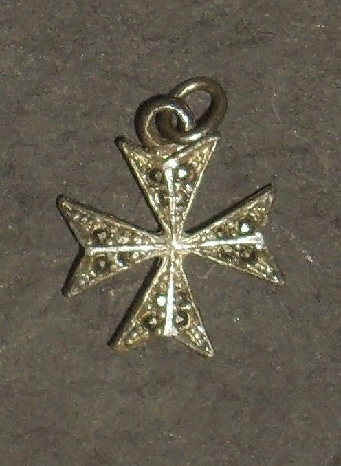 Tr�s joli Pendentif  Croix de Malte . 20 Montreuil (93)
