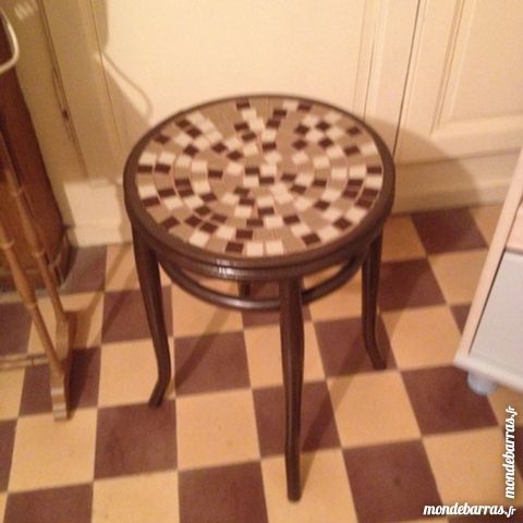 Tr�s joli tabouret ancien. 35 Paris 20 (75)