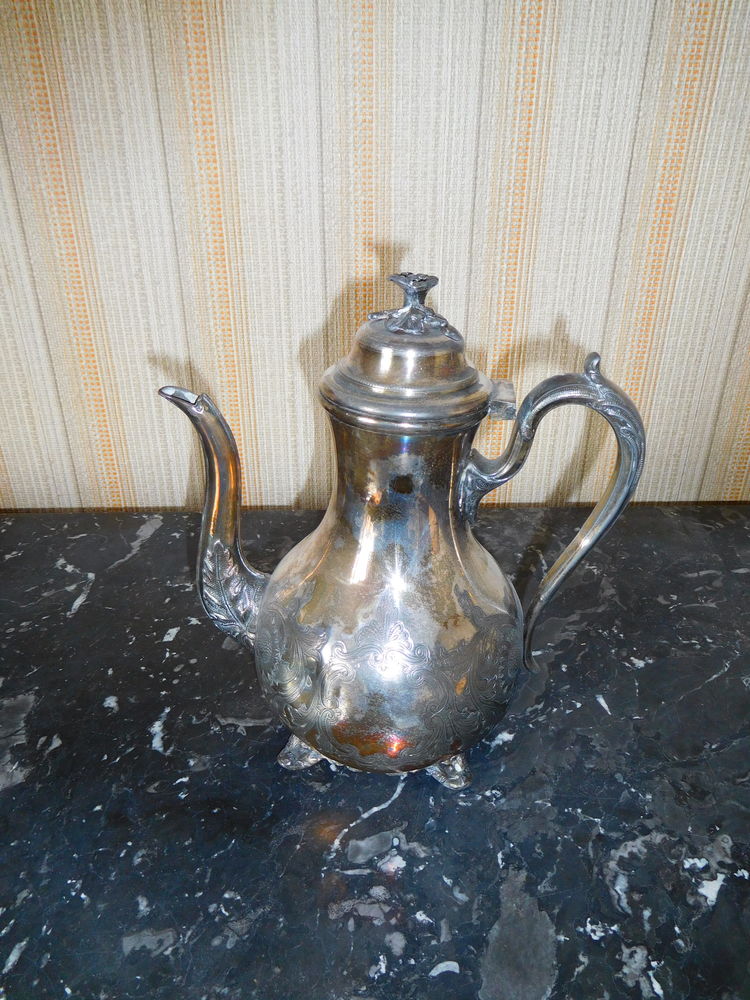 tr�s jolie cafeti�re en m�tal argent� - guilloch�e - 20 Vitry-sur-Seine (94)