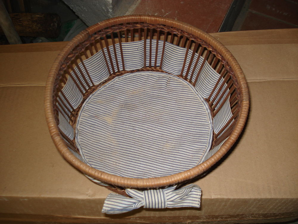 tr�s jolie corbeille ronde en osier avec tissus ray� neuve 0 M�rignies (59)