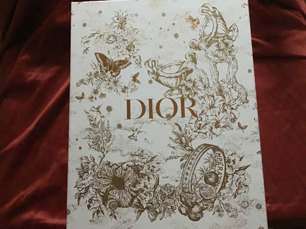 TR�S JOLIE  GRANDE BO�TE DIOR 50 Meudon (92)