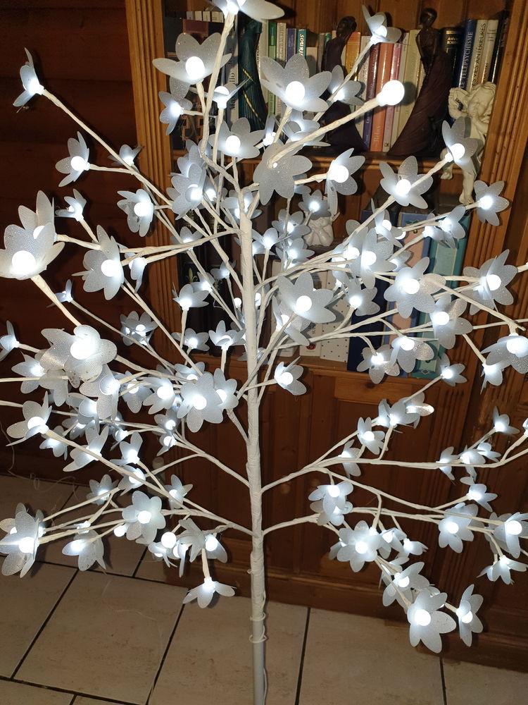 Tr�s jolie lampe sur pied avec ses petites  fleurs 20 Cahors (46)