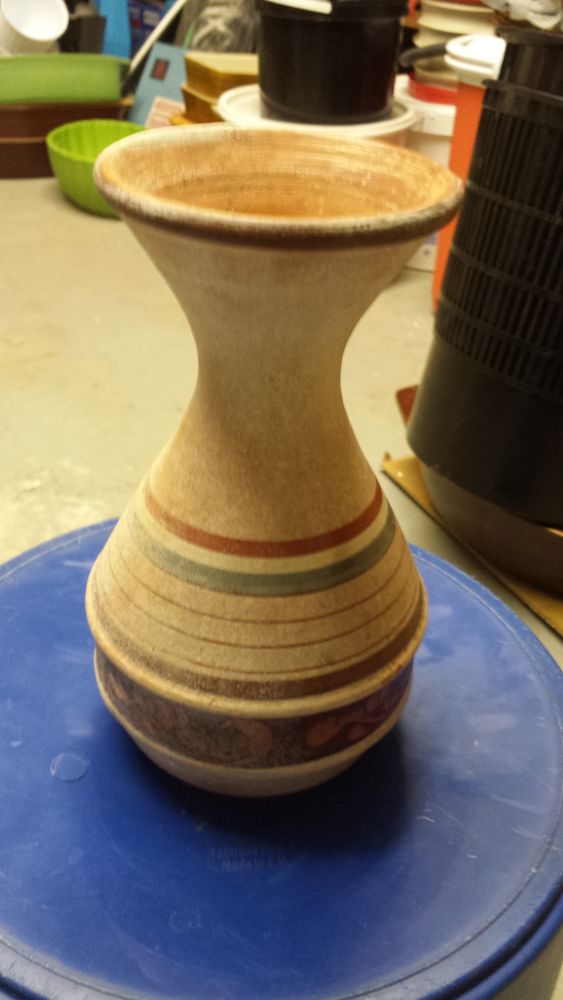 tr�s jolie vase � rayures horizontales sur fond ocre jaune 0 M�rignies (59)