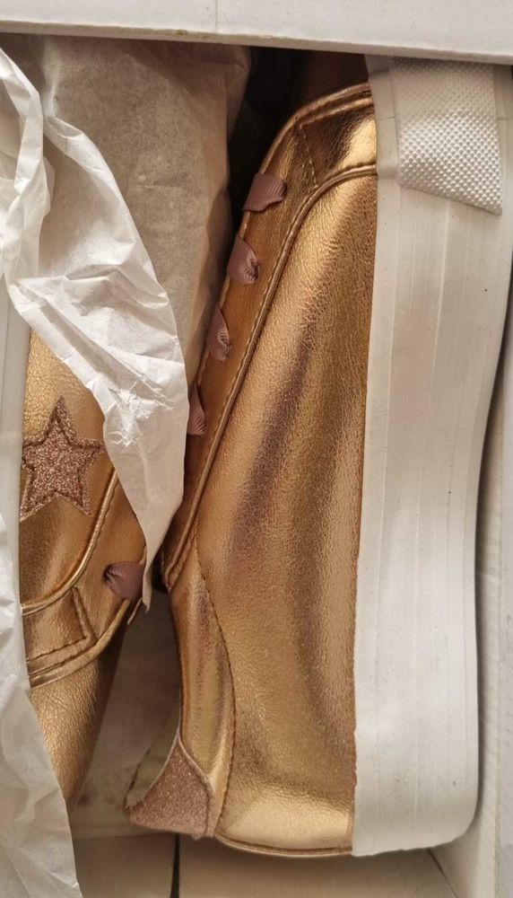 Tr�s jolies baskets neuves P39 30 Oullins (69)