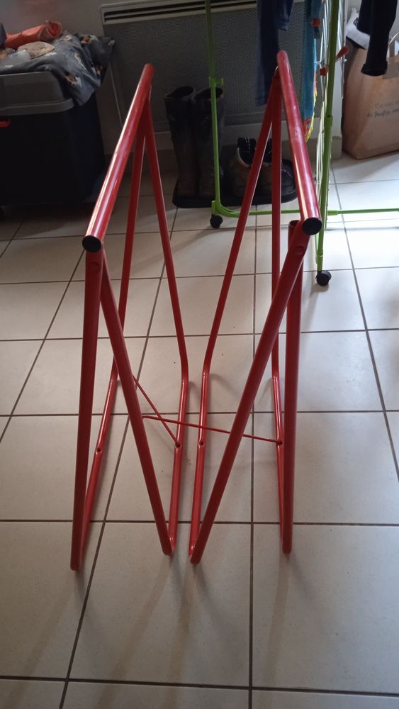 Tr�teaux en fer de couleur rouge 20 Bar-le-Duc (55)