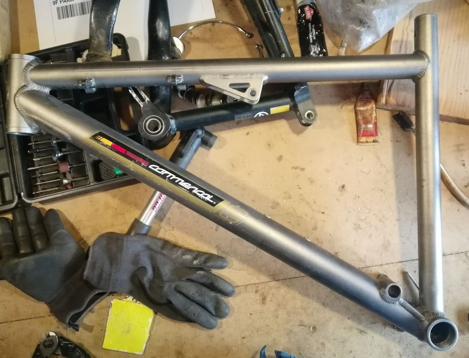 Triangle avant cadre Commencal VIP S 2003 1 Rosi�res (07)