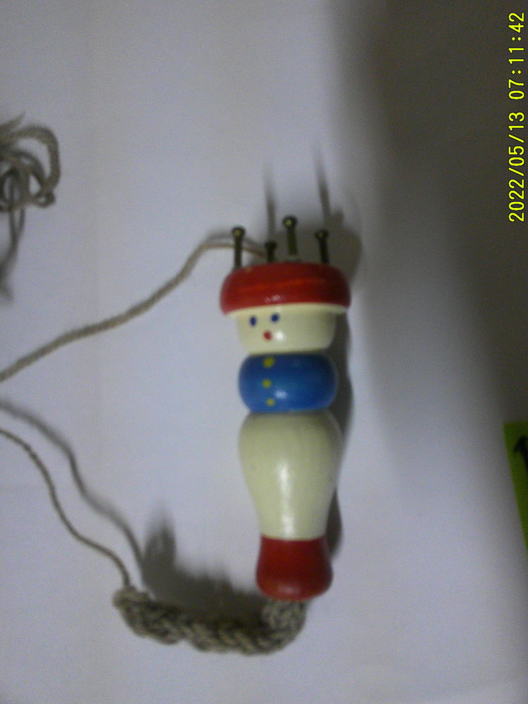 Un Tricotin  en  Bois  Peint .. ( ancien ) 15 Nontron (24)