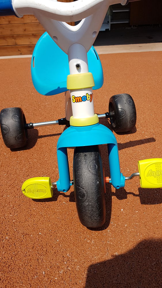 TRICYCLE BLEU ET BLANC 10 Andernos-les-Bains (33)