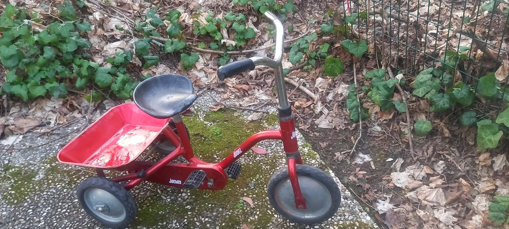 Tricycle Judez rouge avec benne, sans la tige. 15 Versailles (78)