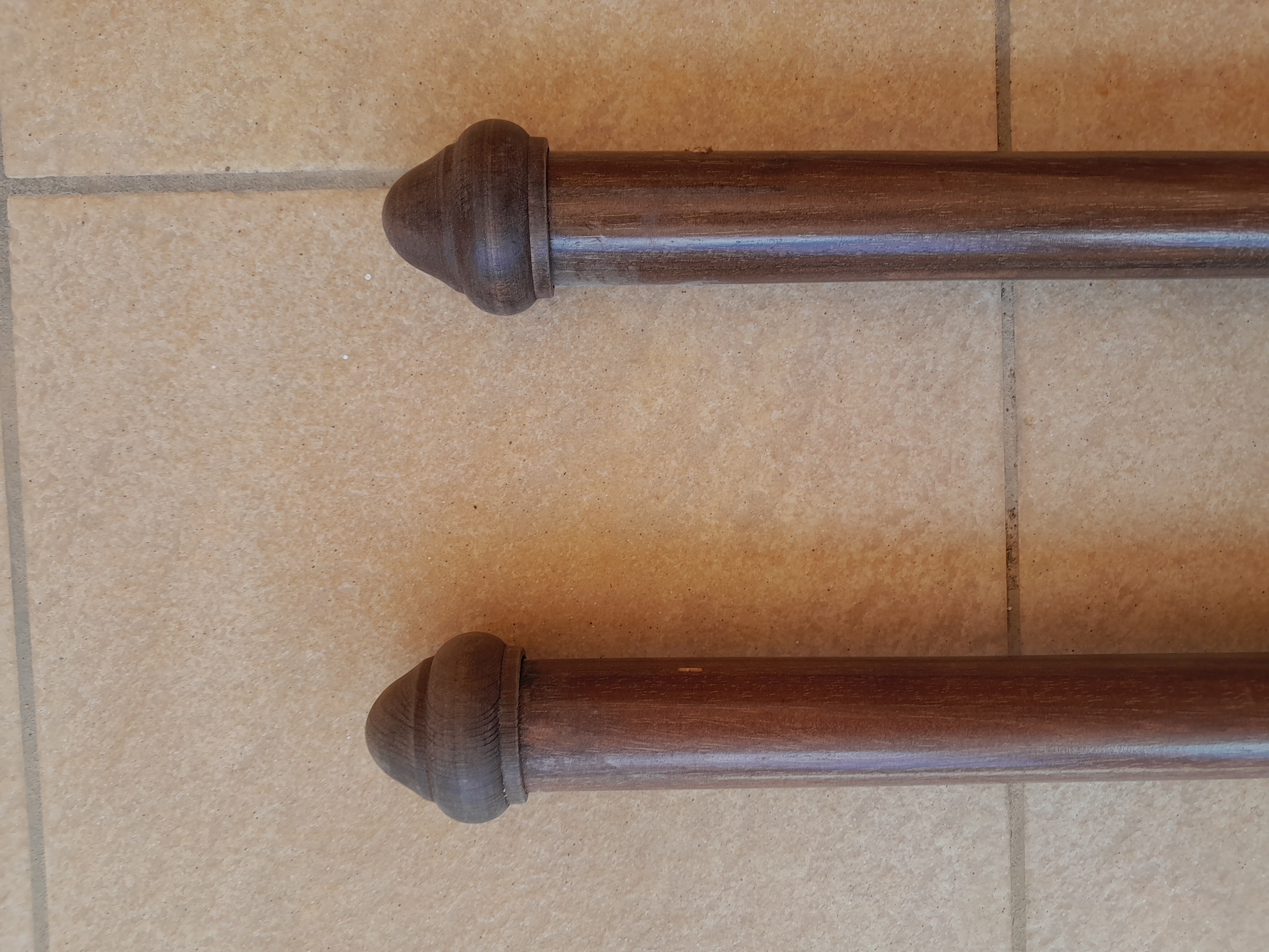 Lot de 2 tringles � rideaux en bois plus 4 embouts en bois. 20 Montblanc (34)