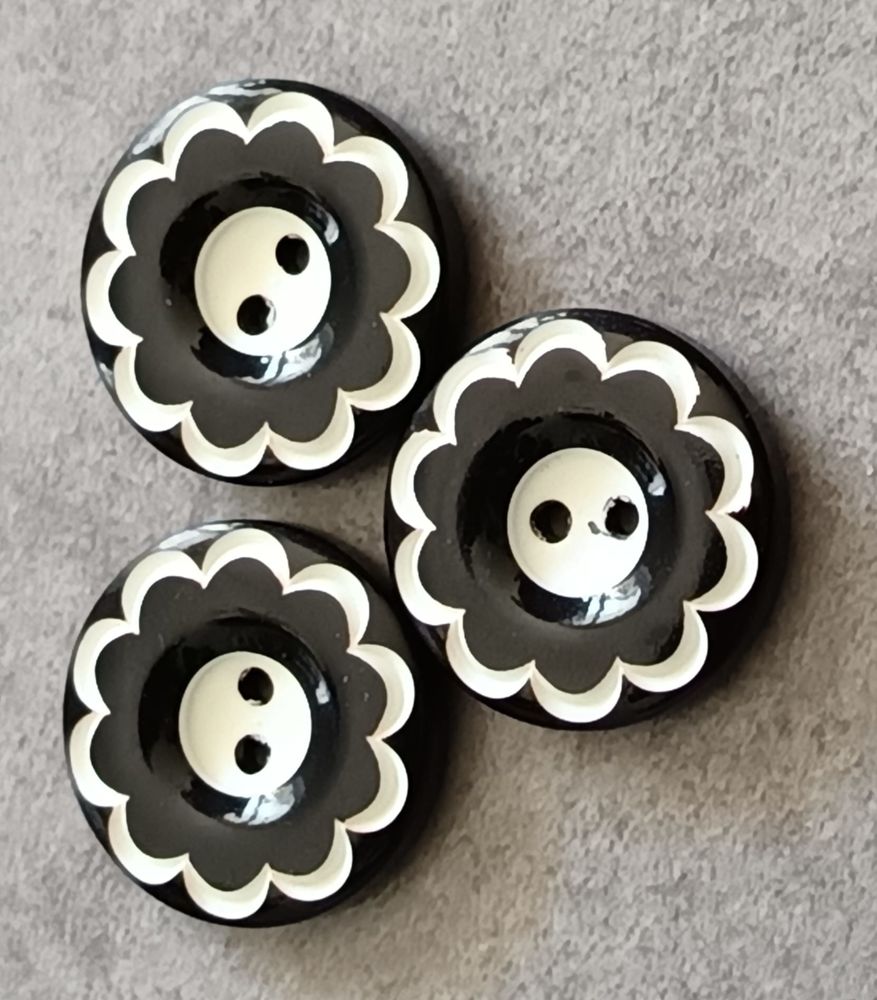 Trio de Boutons  Fleurs Graphiques   Noir & Blanc  2 cm
5 Thonon-les-Bains (74)