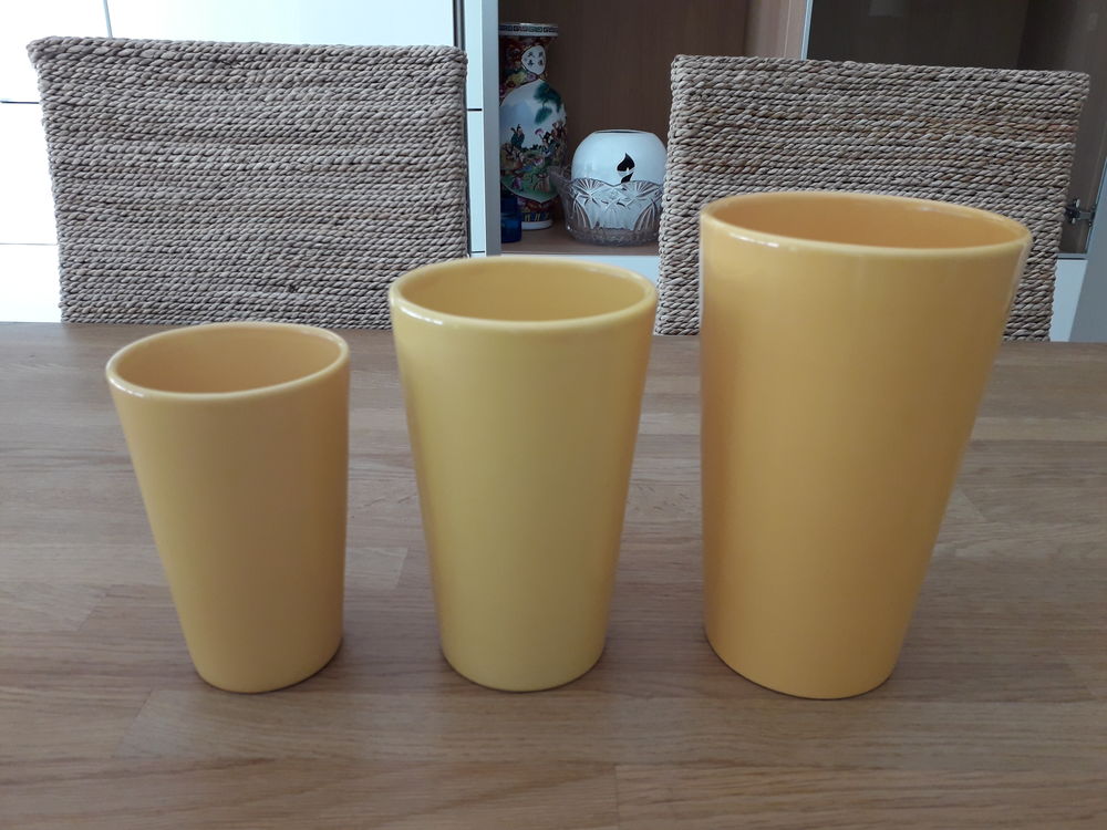 Trio de vases en porcelaine