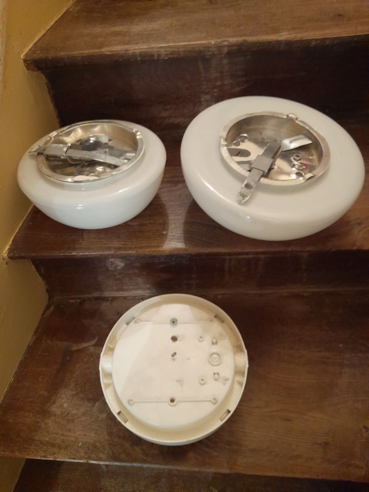 Trois apliques,deux en opaline et une en verre. 60 Marcigny (71)