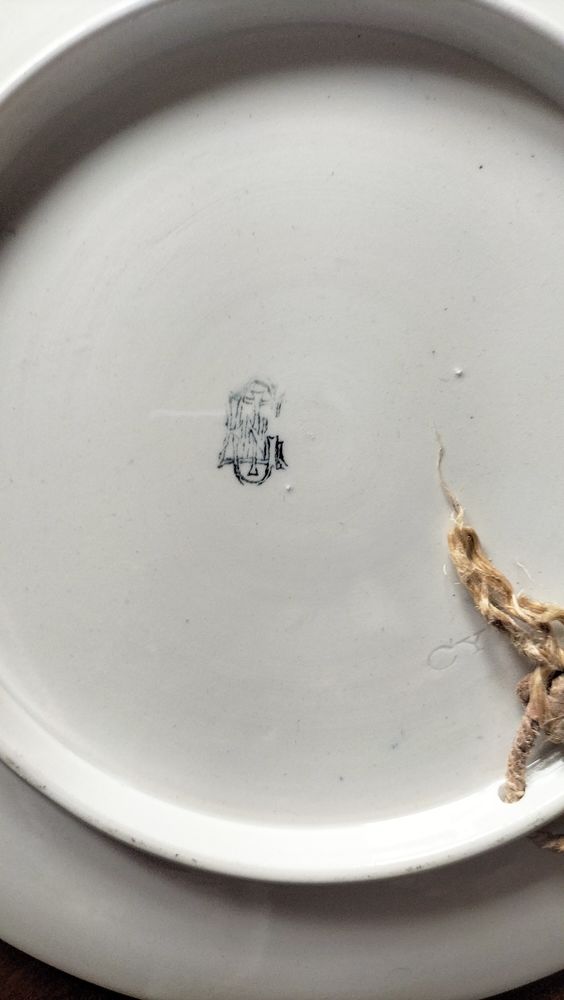 lot de trois assiettes anciennes sign�es 100 euros ou 100 Le Blanc (36)