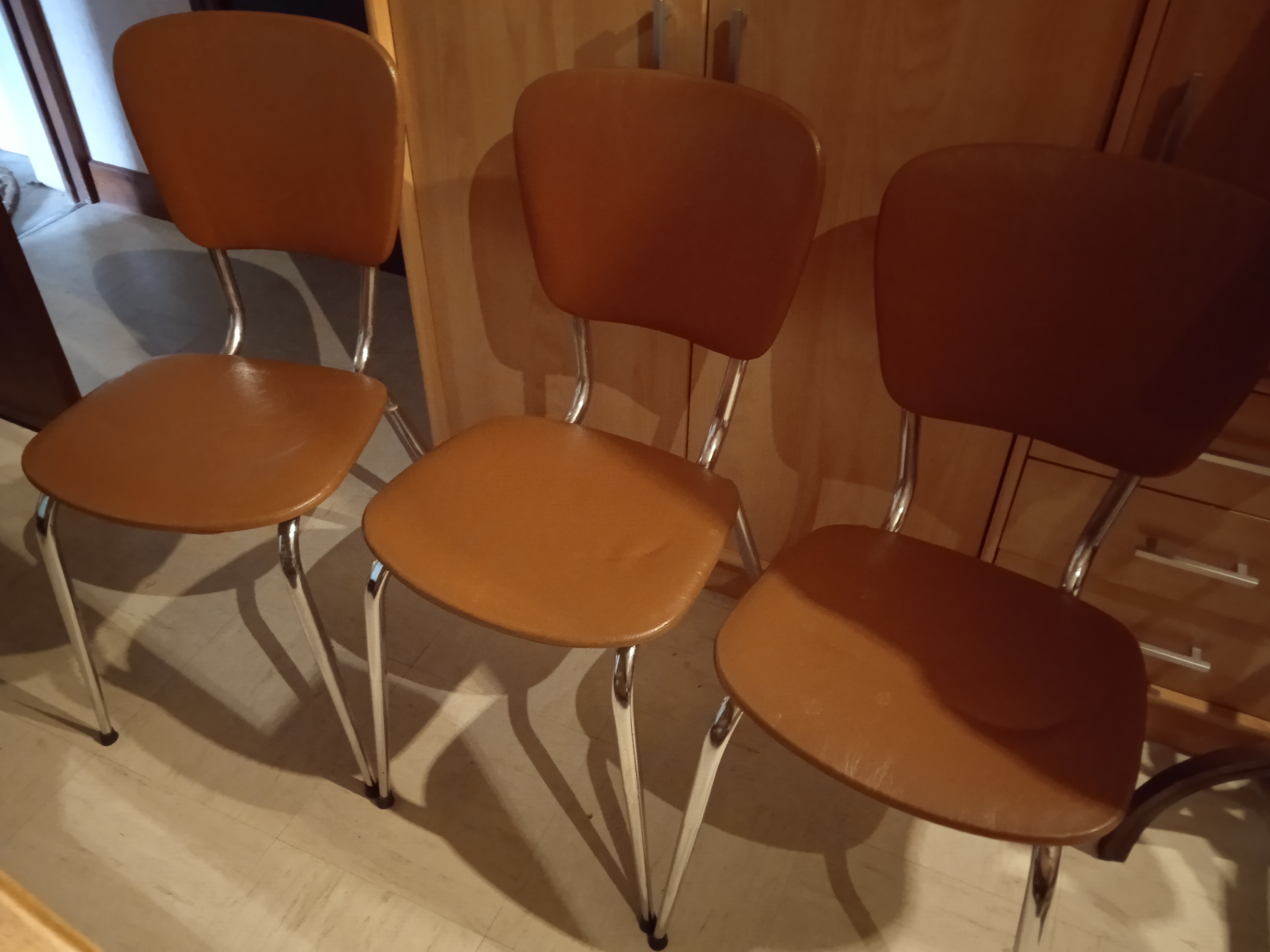 Trois chaises simili cuir 10 Saint-Yrieix-la-Perche (87)