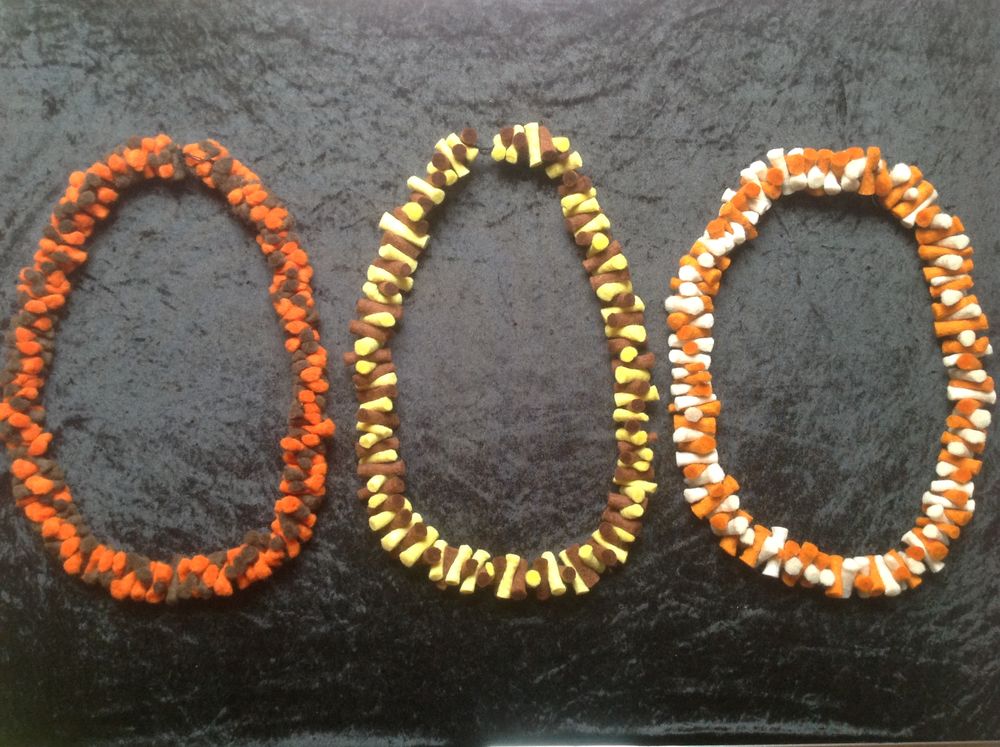 TROIS COLLIERS EN LAINE FEUTR�ES CLAIRS Envoi Possible
9 Tr�gunc (29)