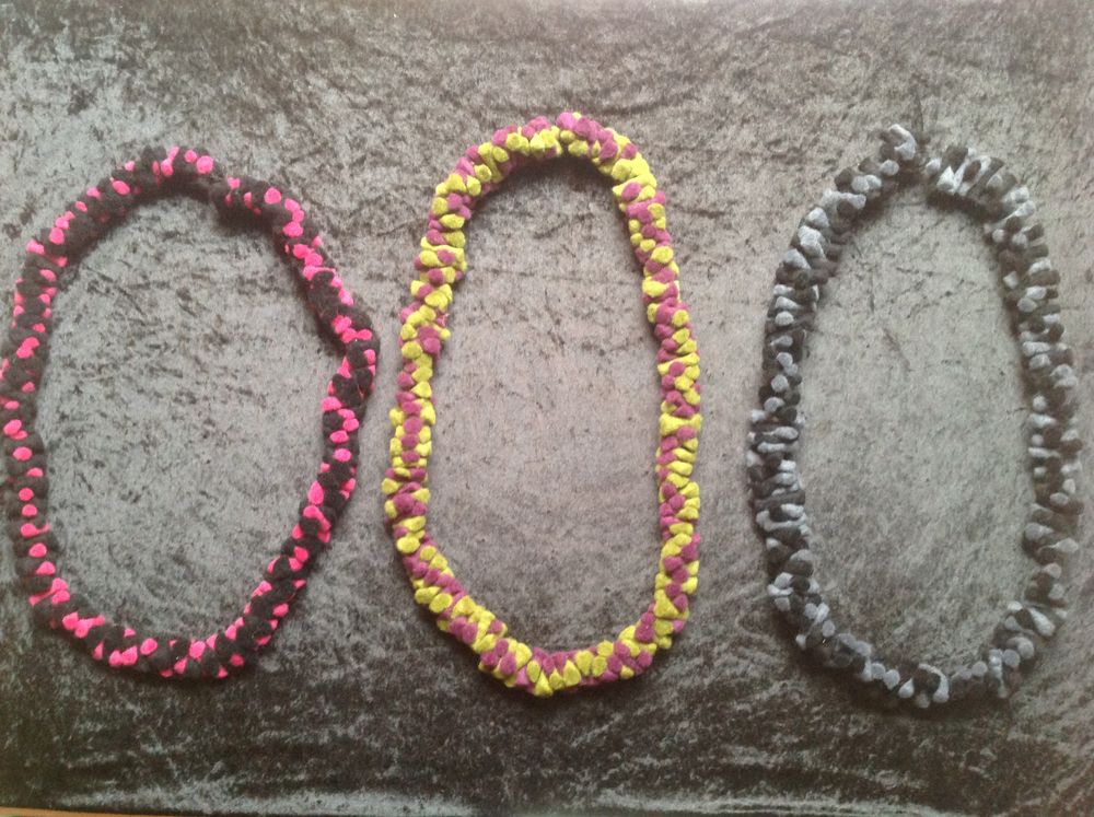 TROIS COLLIERS EN LAINE FEUTR�ES SOMBRES Envoi Possible 9 Tr�gunc (29)