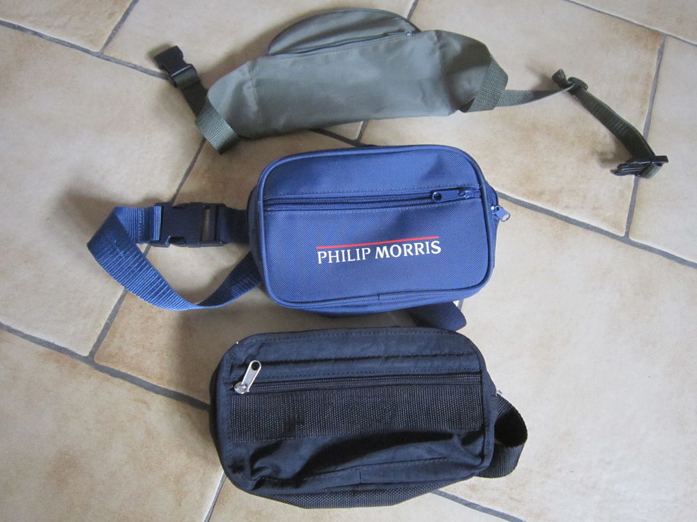 Un lot de trois pochettes 10 Brignais (69)