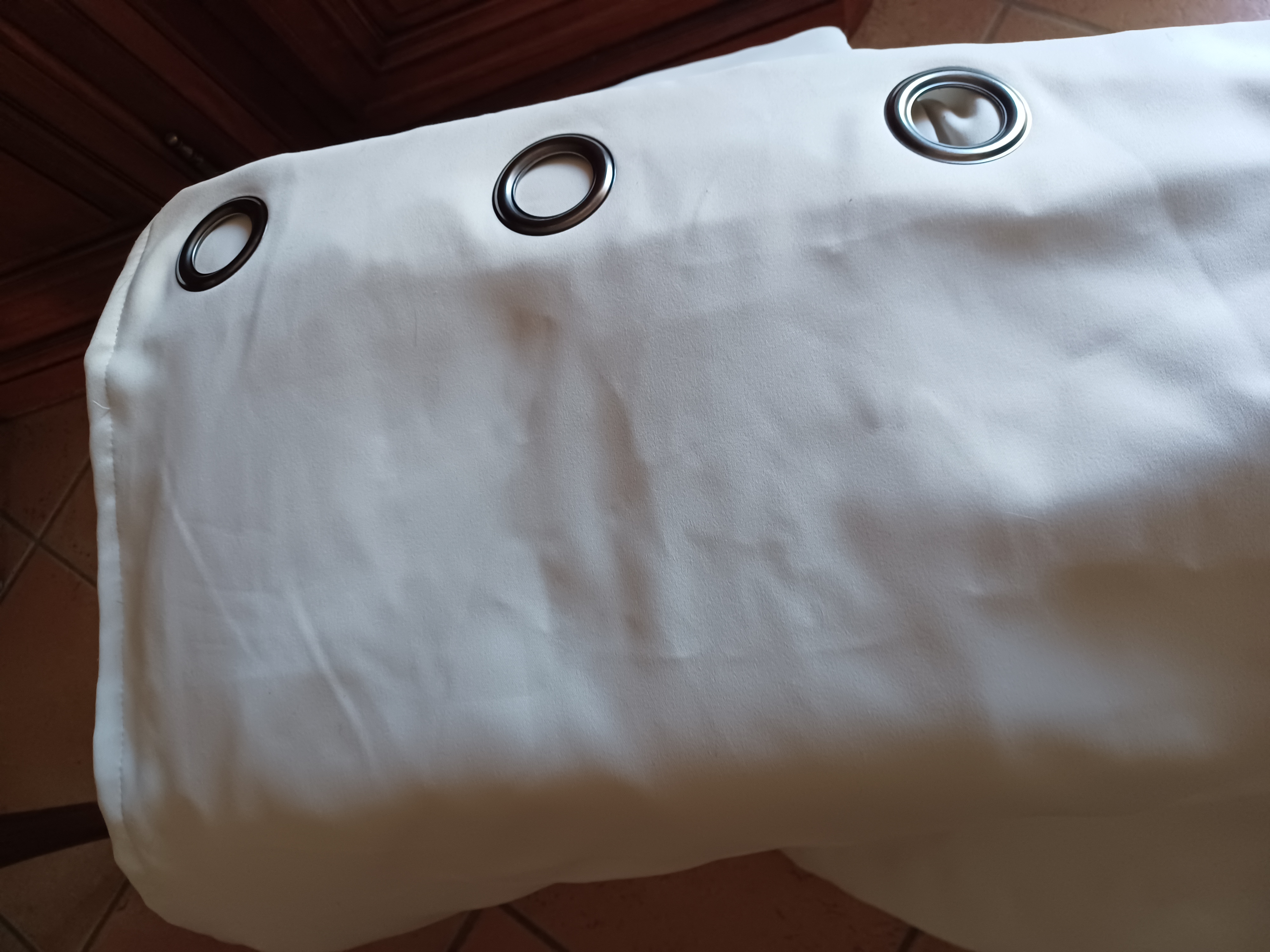 TROIS RIDEAUX ISOLANTS - Mati�re lourde - 60 Chamagnieu (38)