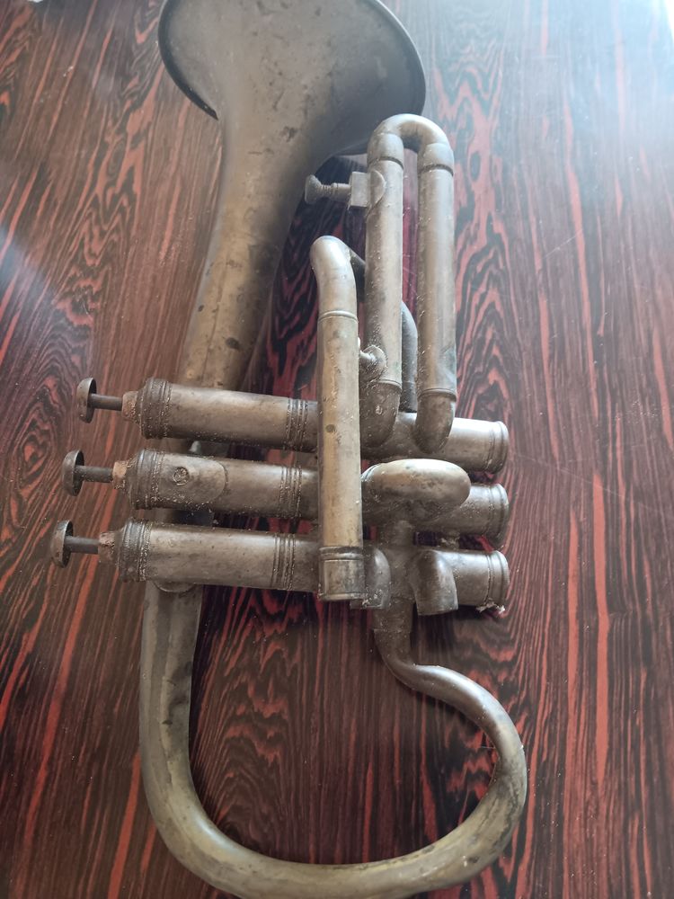 Trompette ancienne a restaurer. suite a d�c�s. 30 Saint-Priest (69)