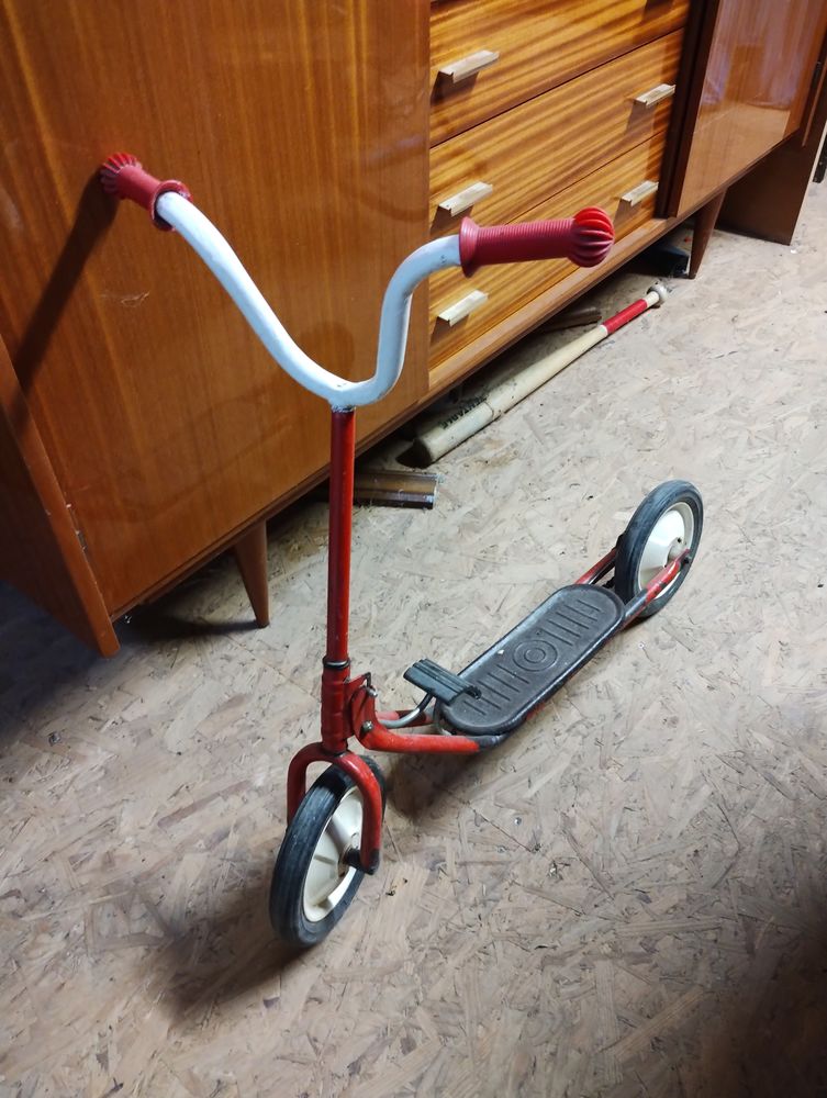 Trotinette vintage a p�dale 25 Saint-Saturnin-du-Limet (53)