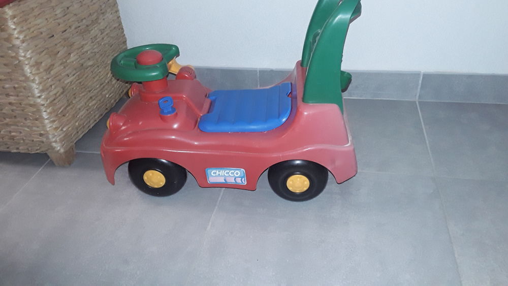 Trotteur rouge de marque CHICCO
Coffre  klaxon vitesse
10 Le Cap D Agde (34)