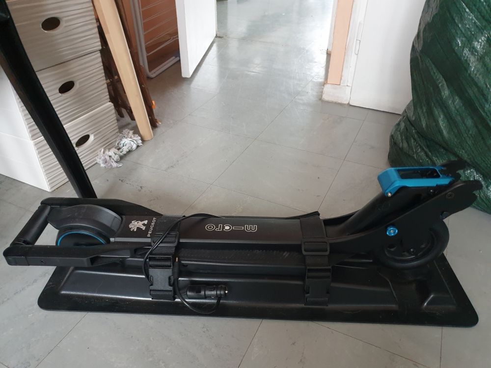 d une trottinette �lectrique peugeot avec son chargeur de coffre 650 Malakoff (92)