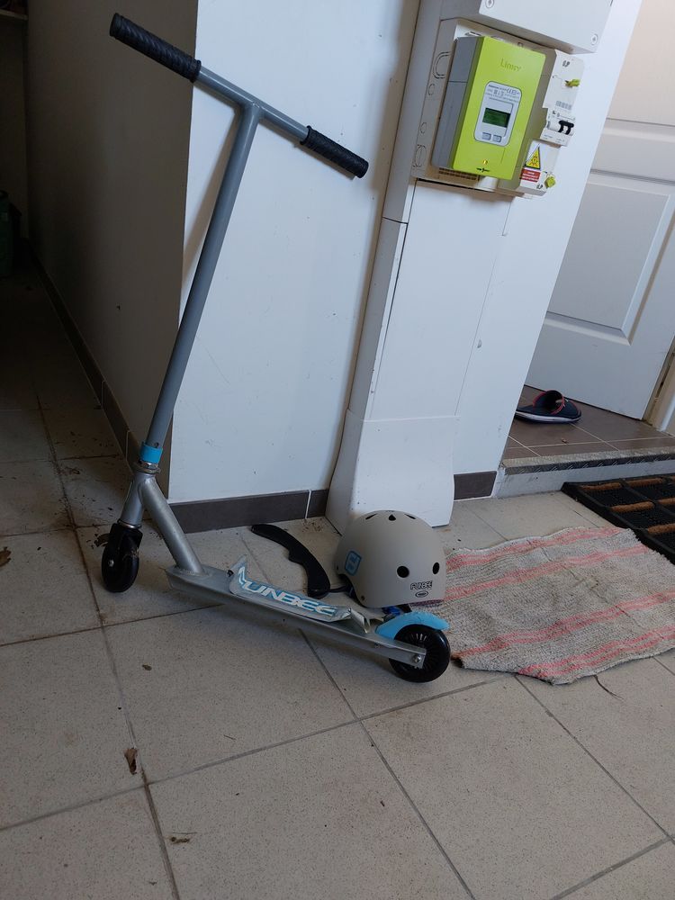 trottinette enfant et casque 5 Breuillet (17)